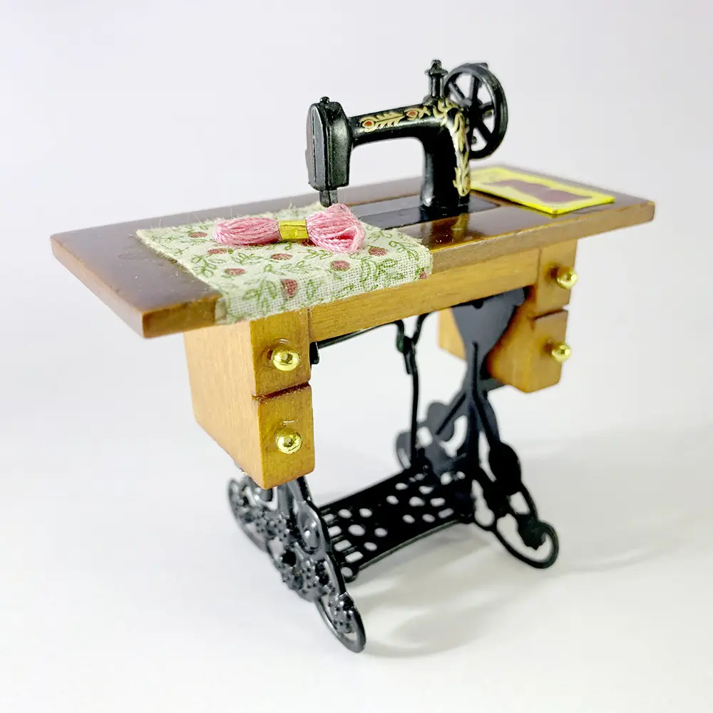 Sewing Machine Pink Wool on Desk 1 Sewing Machine Pink Wool on Desk 01