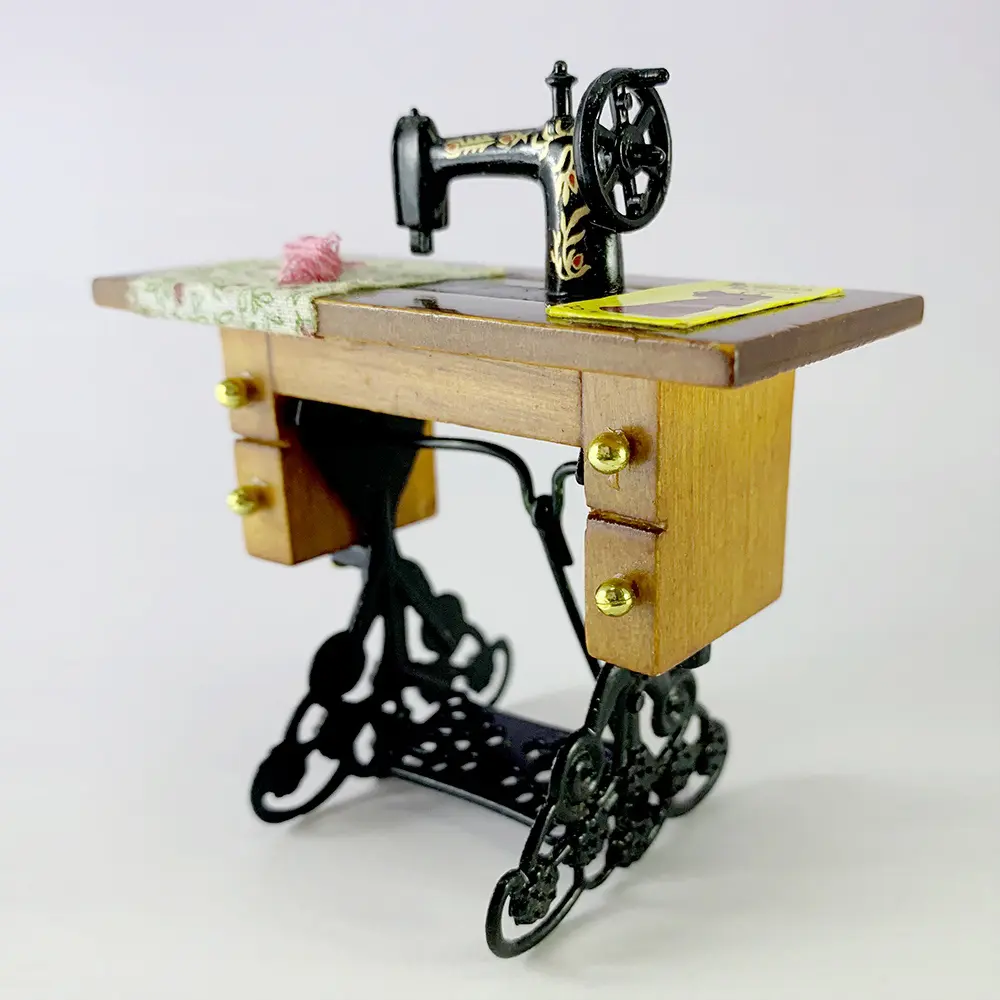 Sewing Machine Pink Wool on Desk 3 Sewing Machine Pink Wool on Desk 02