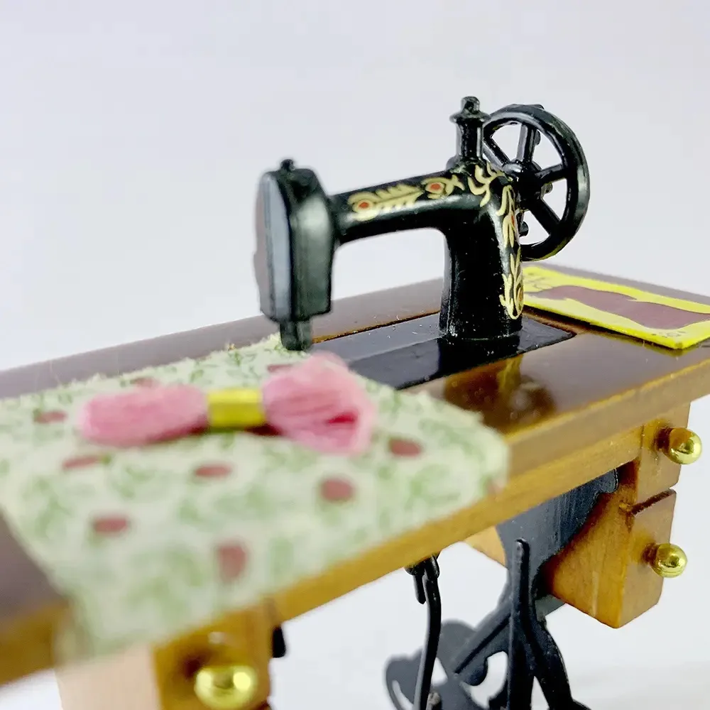 Sewing Machine Pink Wool on Desk 4 Sewing Machine Pink Wool on Desk 03