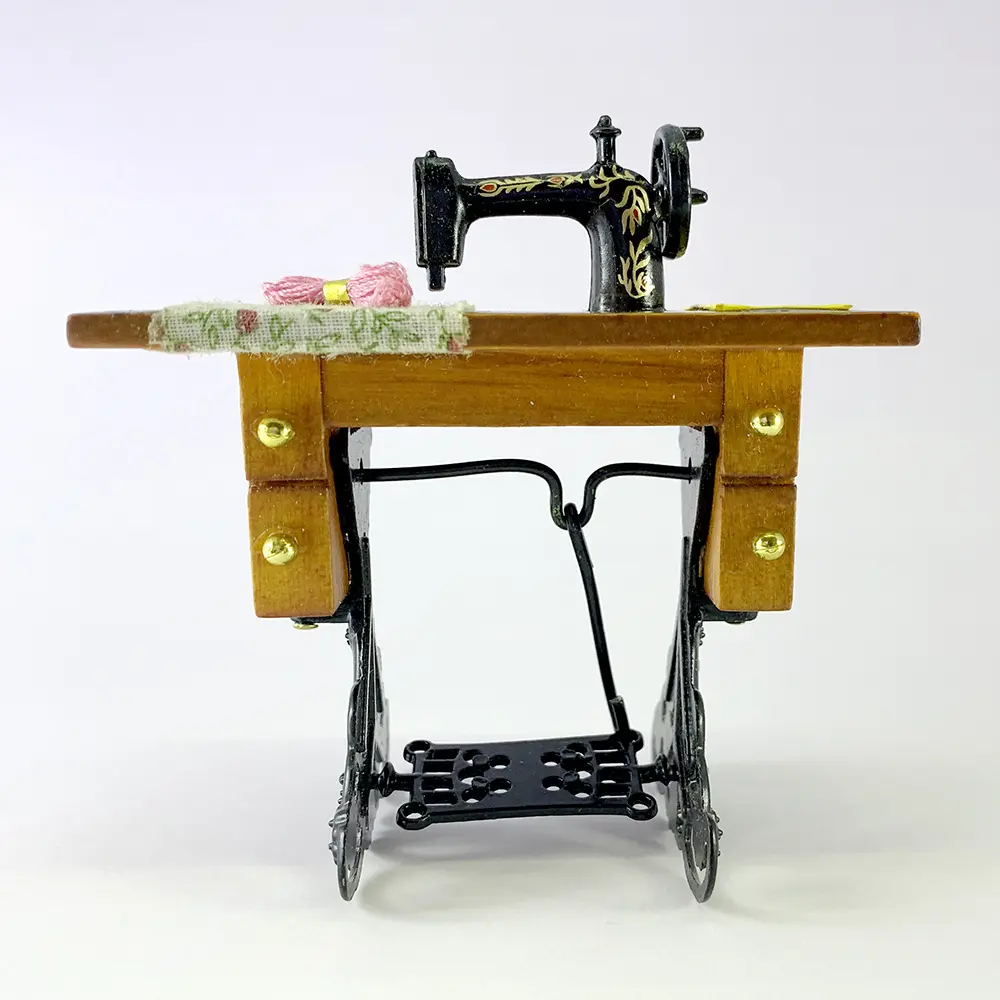 Sewing Machine Pink Wool on Desk 2 Sewing Machine Pink Wool on Desk 04